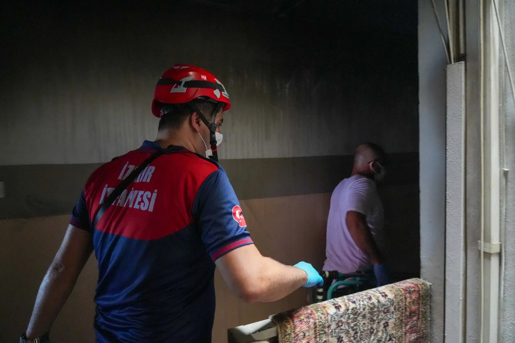 İzmir Karabağlar’da apartman yangını paniği