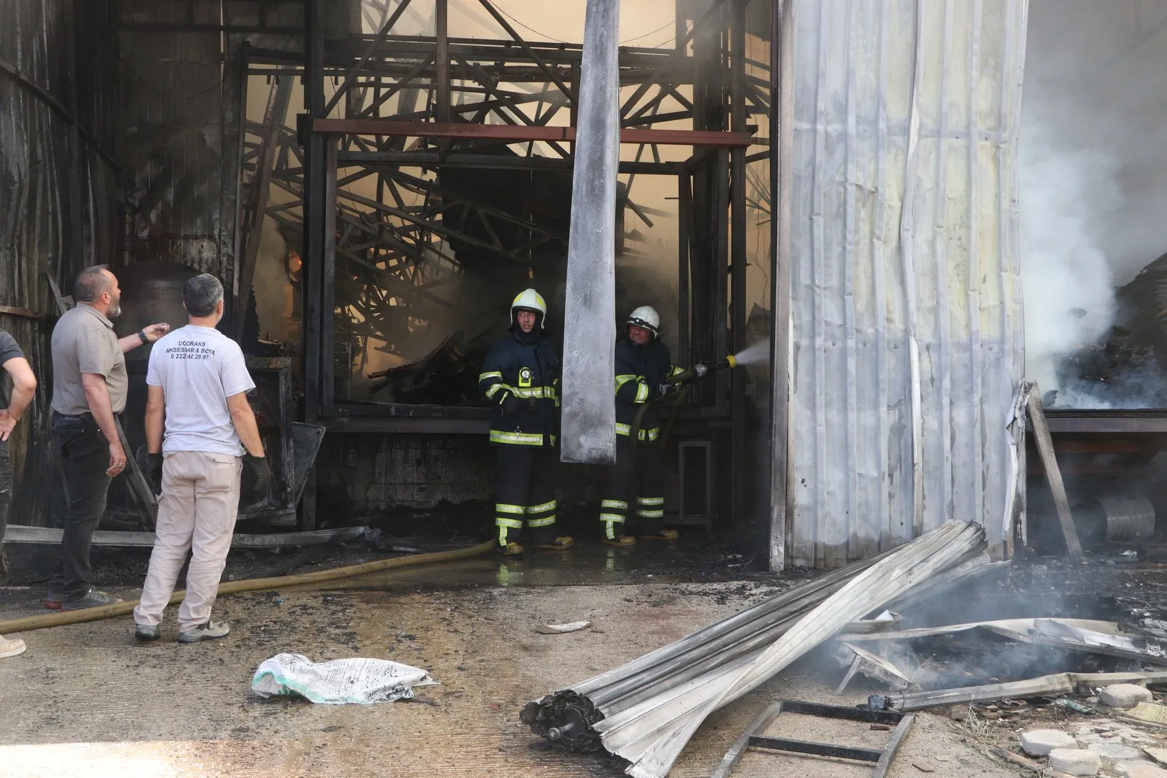 Eskişehir EMKO Sanayi Sitesi'nde mobilya atölyesi alevlere teslim oldu
