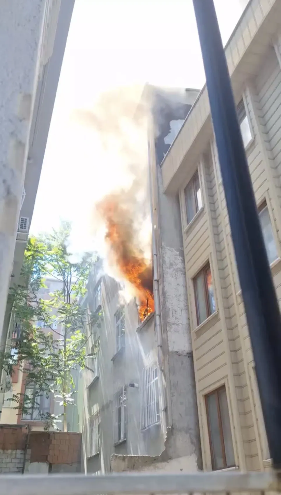 Kağıthane'de ev yangını Derin dondurucu küle döndürdü
