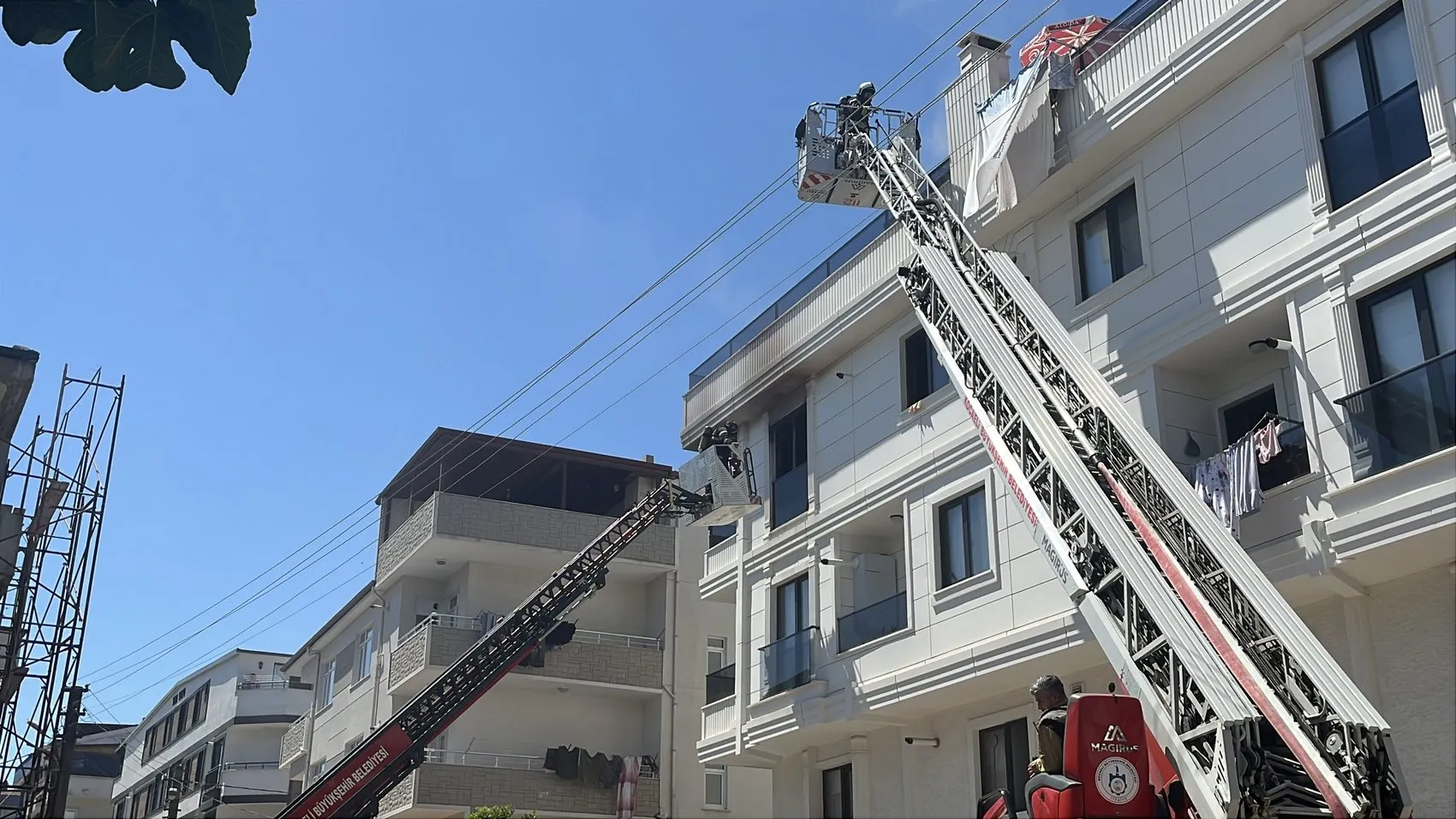Darıca’da bir evde çıkan yangın anne ve iki çocuğunu hastanelik etti