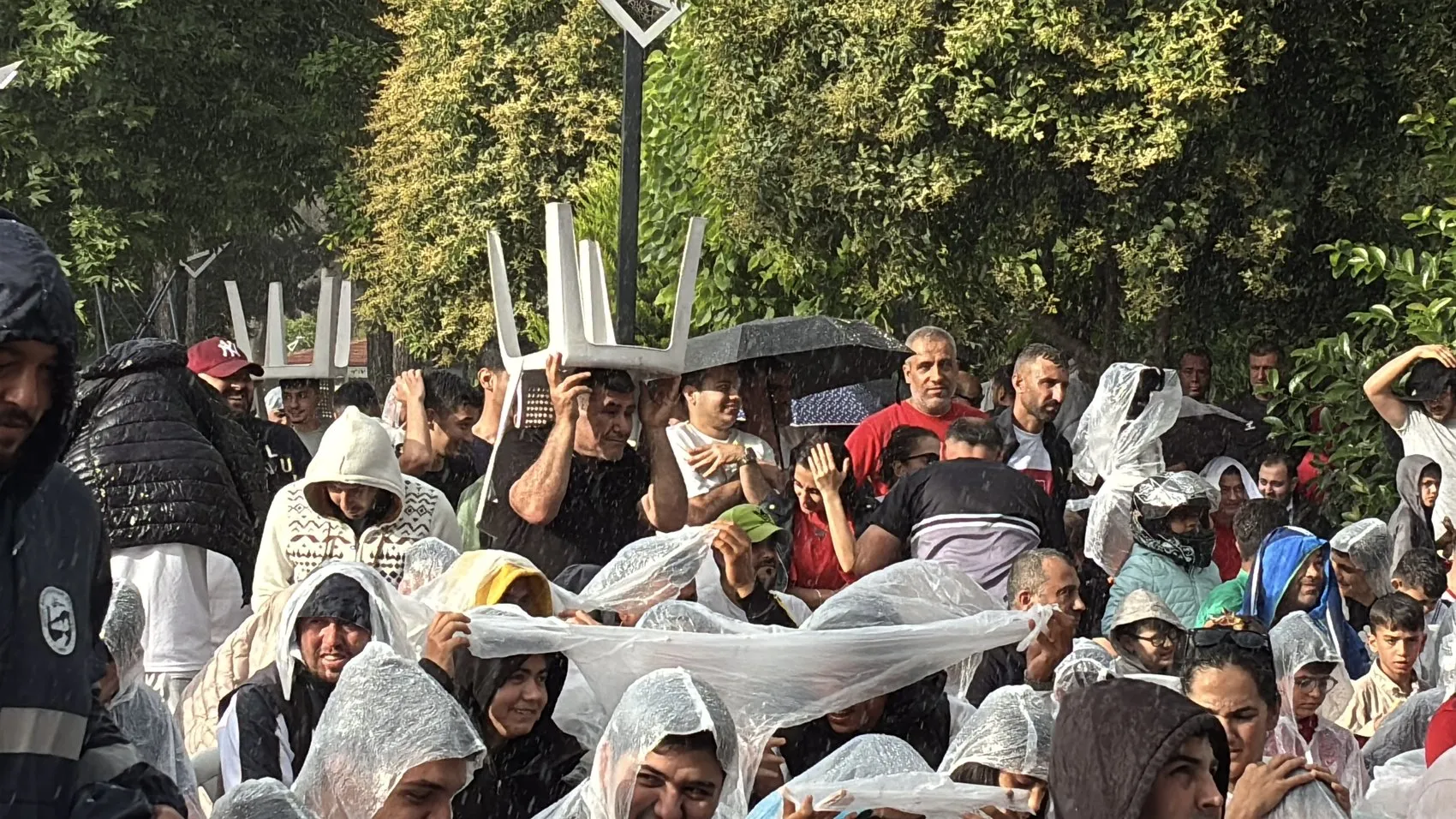 Hataylılar sağanak yağmura rağmen milli maçı dev ekranda izledi
