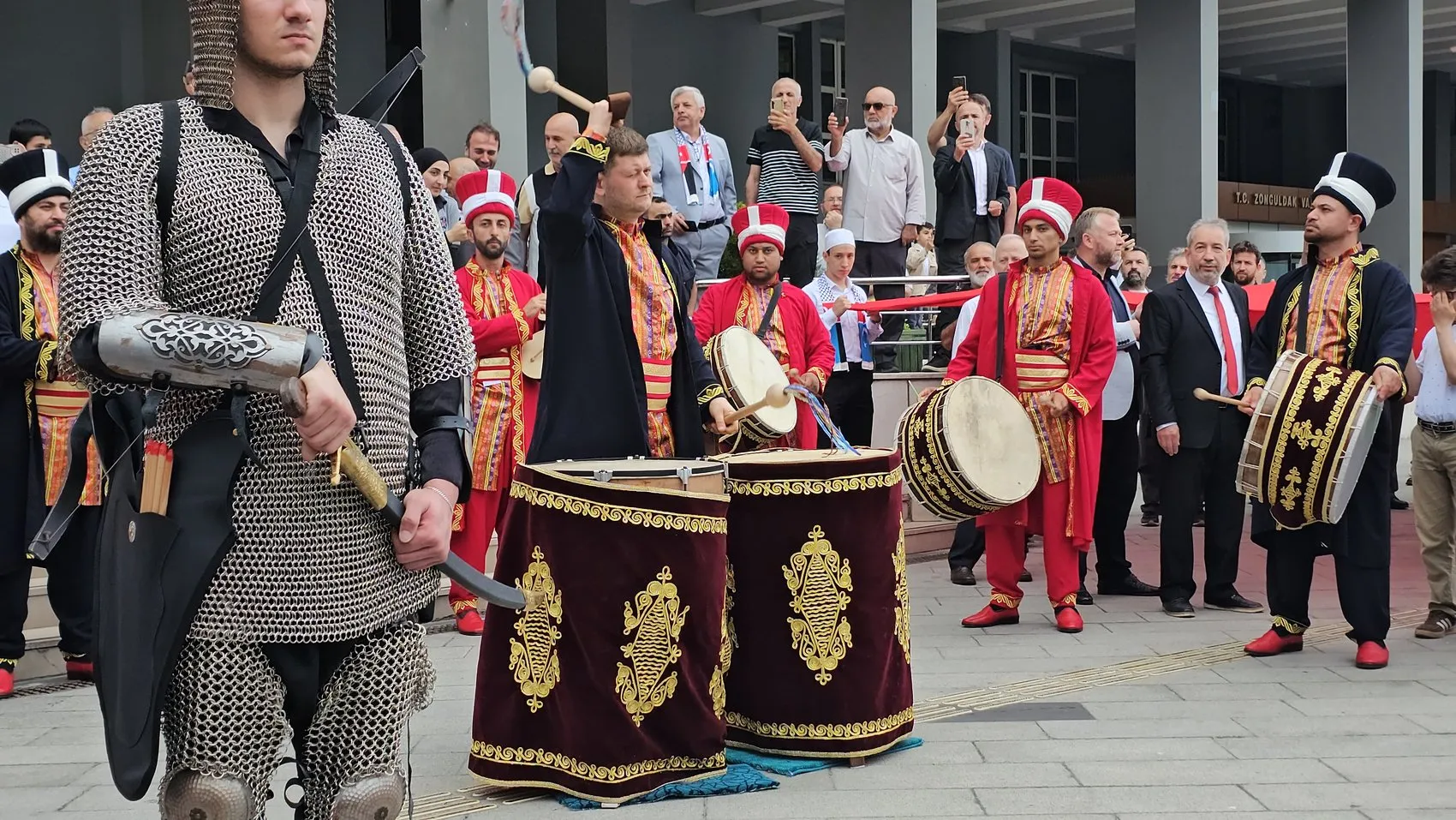 Zonguldak sokaklarında hafızlar için mehterli kortej