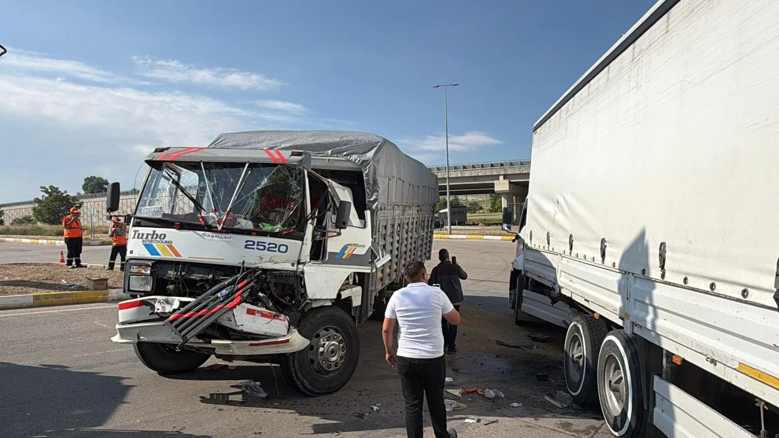 Eskişehir’de kamyonlar çarpıştı sürücü kabinde sıkıştı