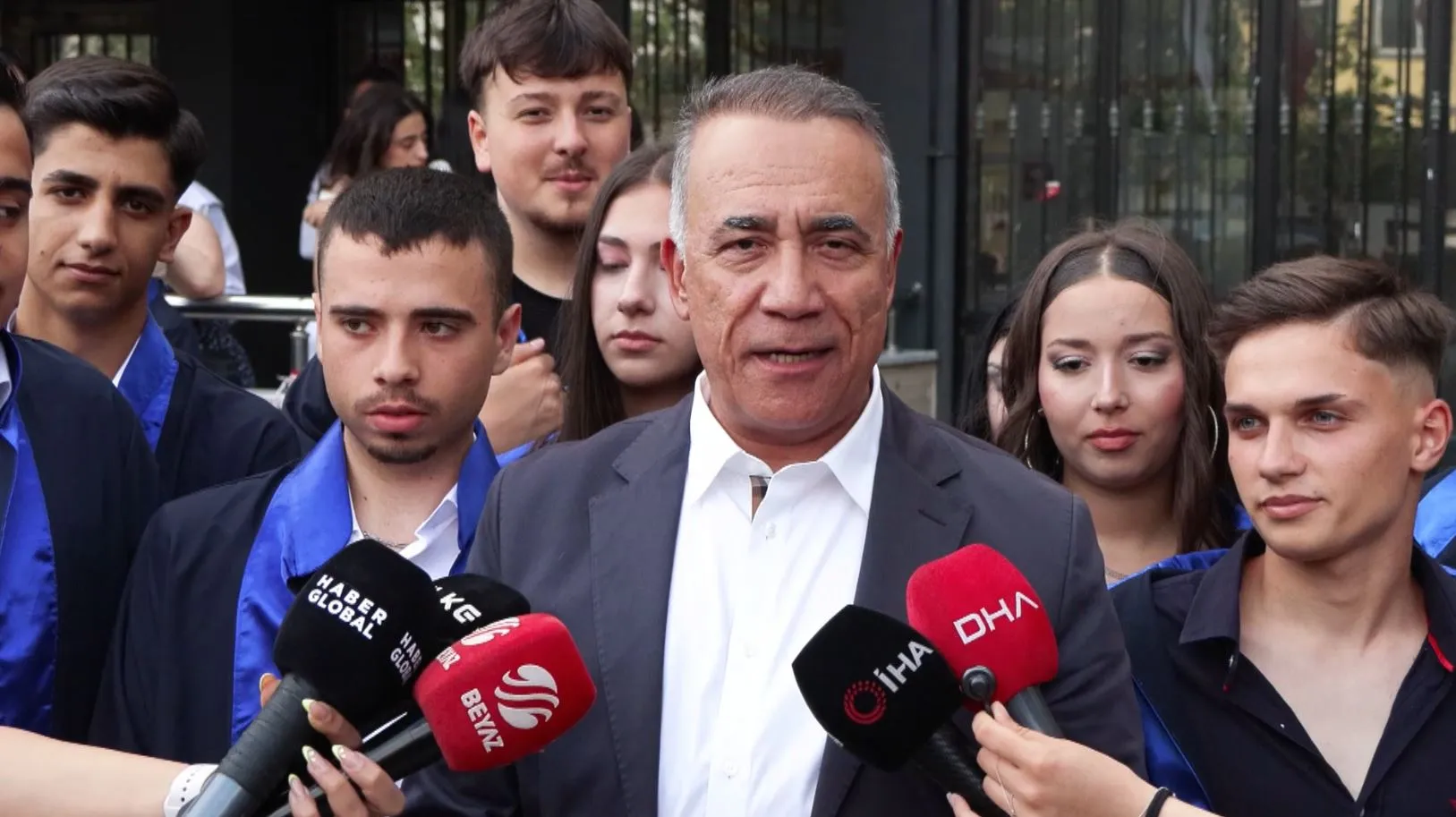Sultangazi’de 517 lise öğrencisi için mezuniyet töreni düzenlendi