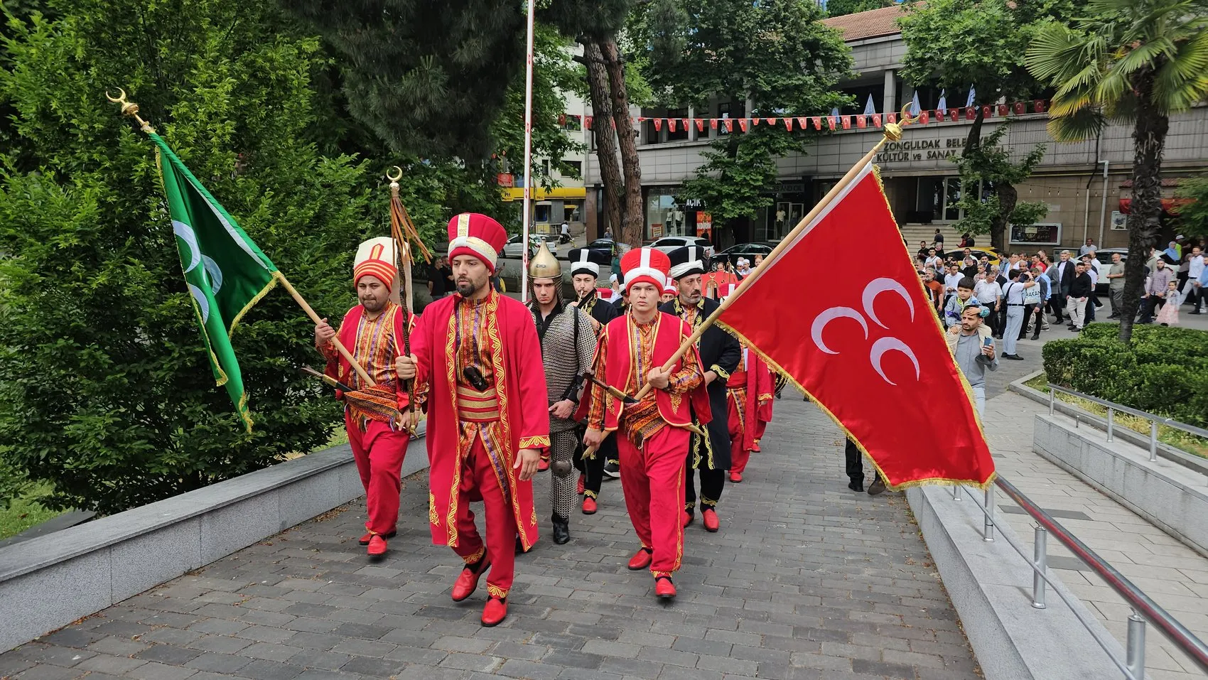 Zonguldak sokaklarında hafızlar için mehterli kortej
