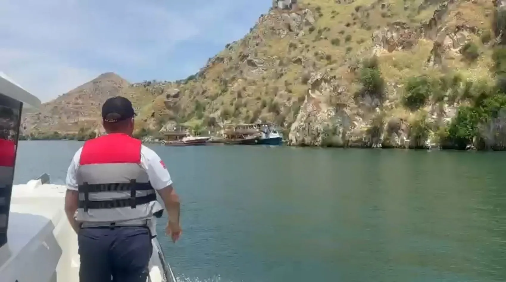 Halfeti sularında motoru arızalanan teknedeki yolculara jandarma yetişti