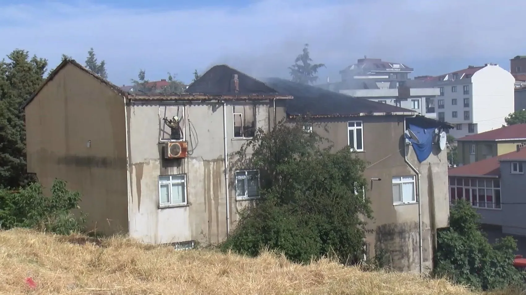 Sultanbeyli’de çatı yangını paniği