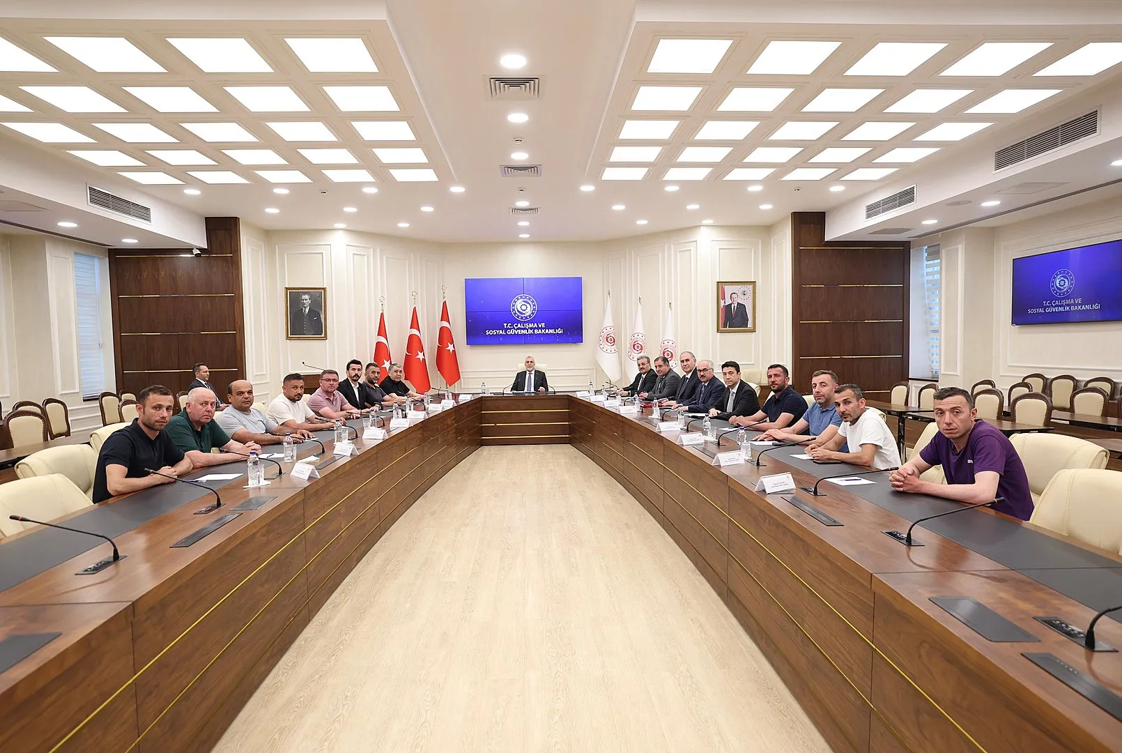 Bakan Işıkhan maden işçilerinin alacakları için masaya oturdu