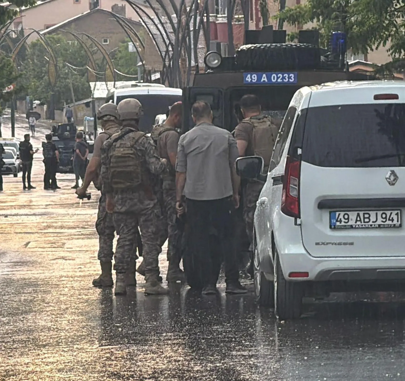 Muş'ta evde dehşet anları Kardeşini vurdu, çatışmada can verdi