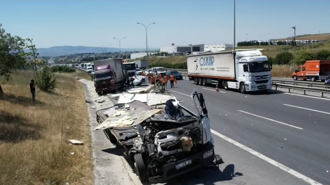 TEM Otoyolu'nda kamyonların karıştığı zincirleme kazada trafik kilitlendi