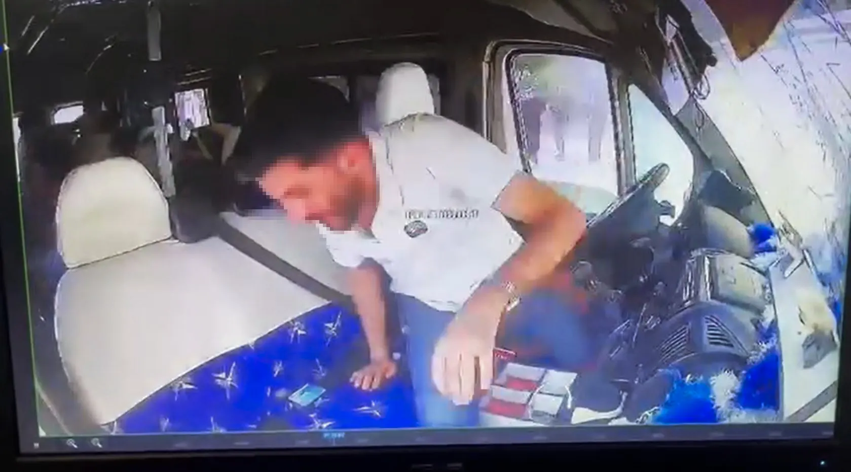Adana'da dolmuş sürücüsü direksiyonda uyudu 7 yolcu yaralandı