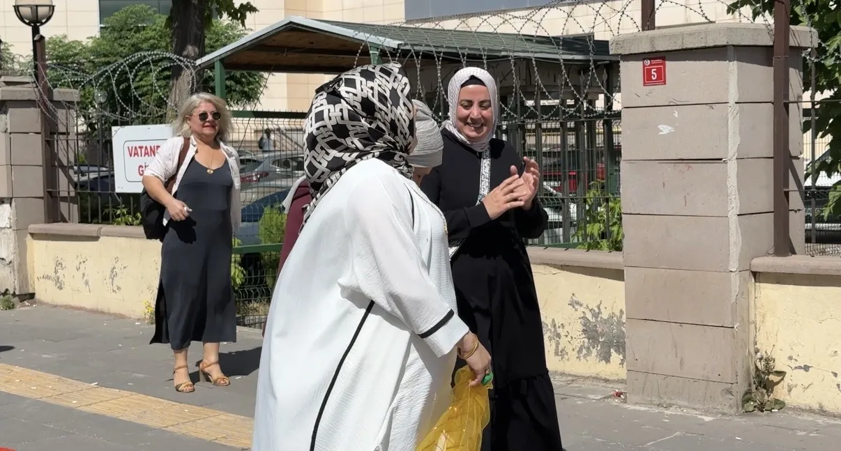 Boşanma kararını adliye önünde davul zurnayla kutladı