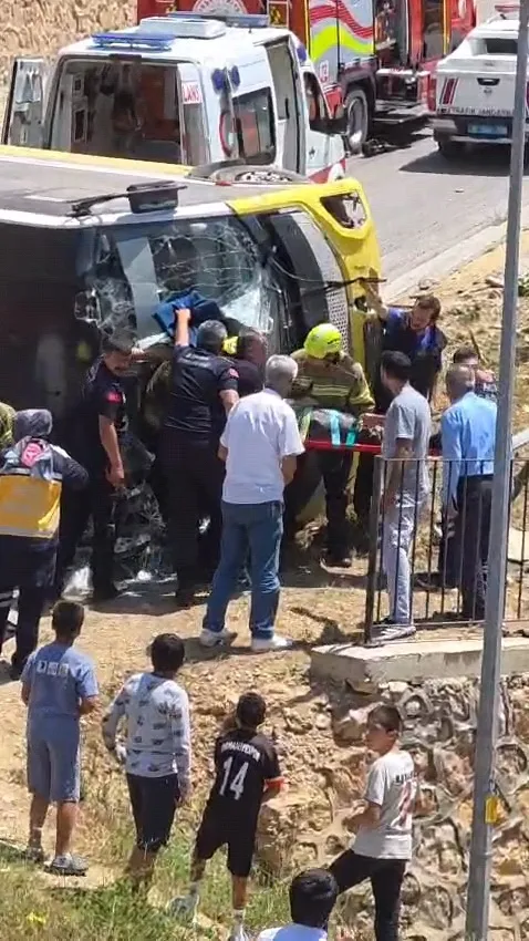 İnegöl'de otobüs dehşeti Çocuğu kurtarmak isterken devrildi