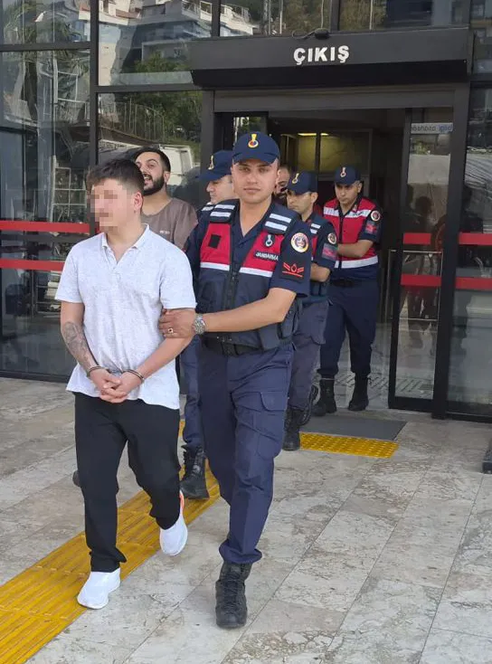 Alanya'da yaşlı adamın evini basıp parasını çaldılar