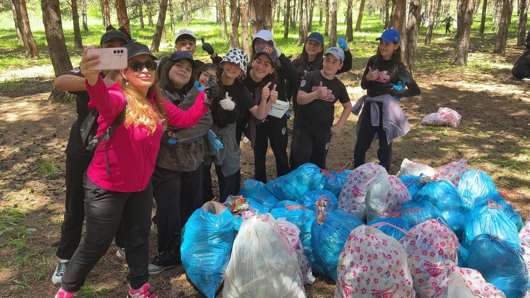 Erzurumlu öğrenciler kampüste temizlik hareketine katıldı
