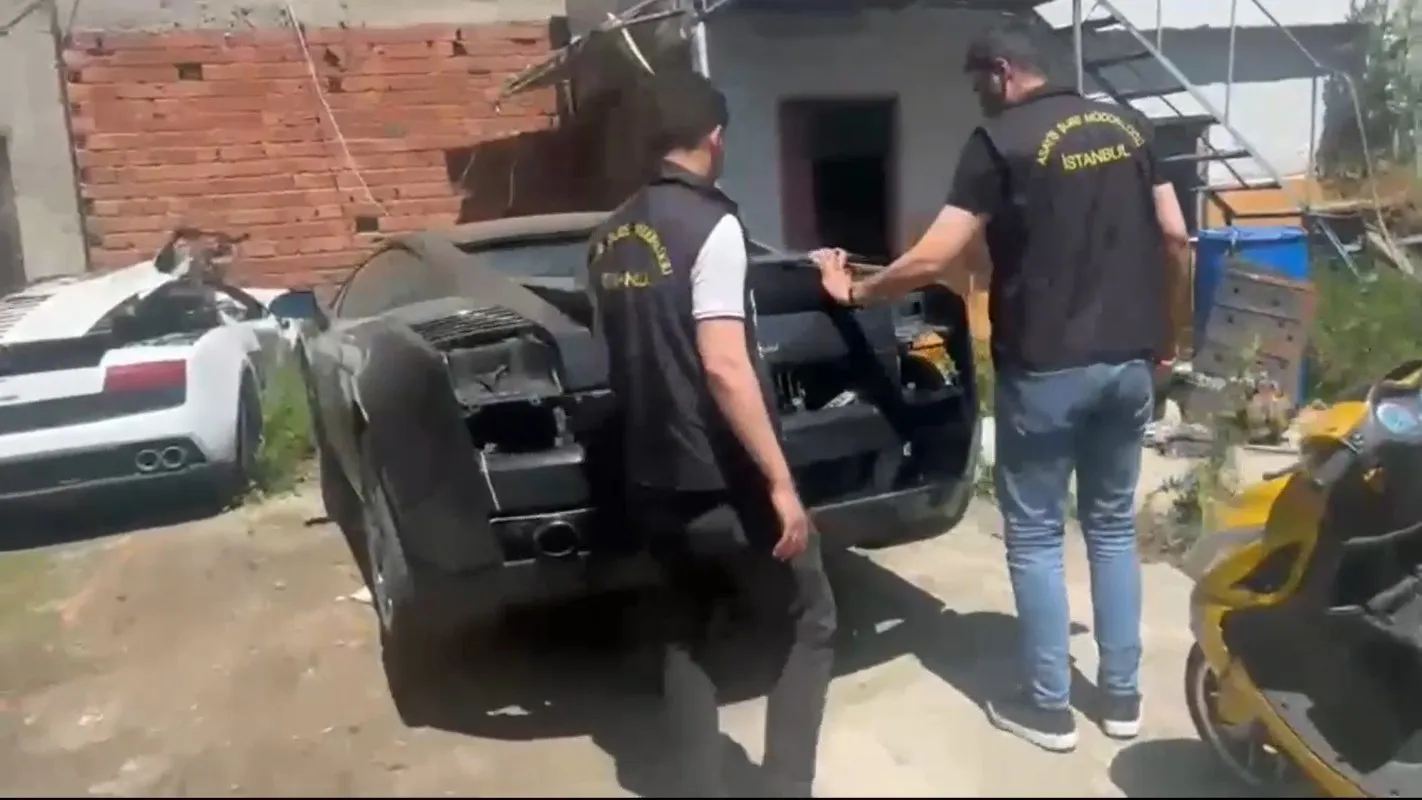 Lüks araçlara sahte kimlik çıkaran çeteye polis baskını
