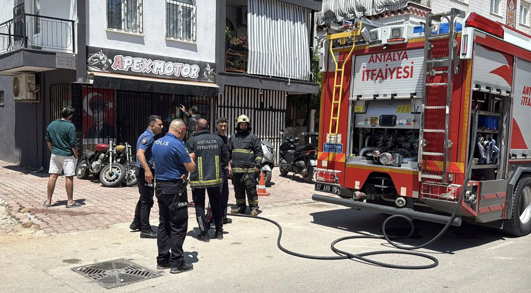 Antalya’da gergin anlar Dükkanını ateşe vermekle tehdit etti
