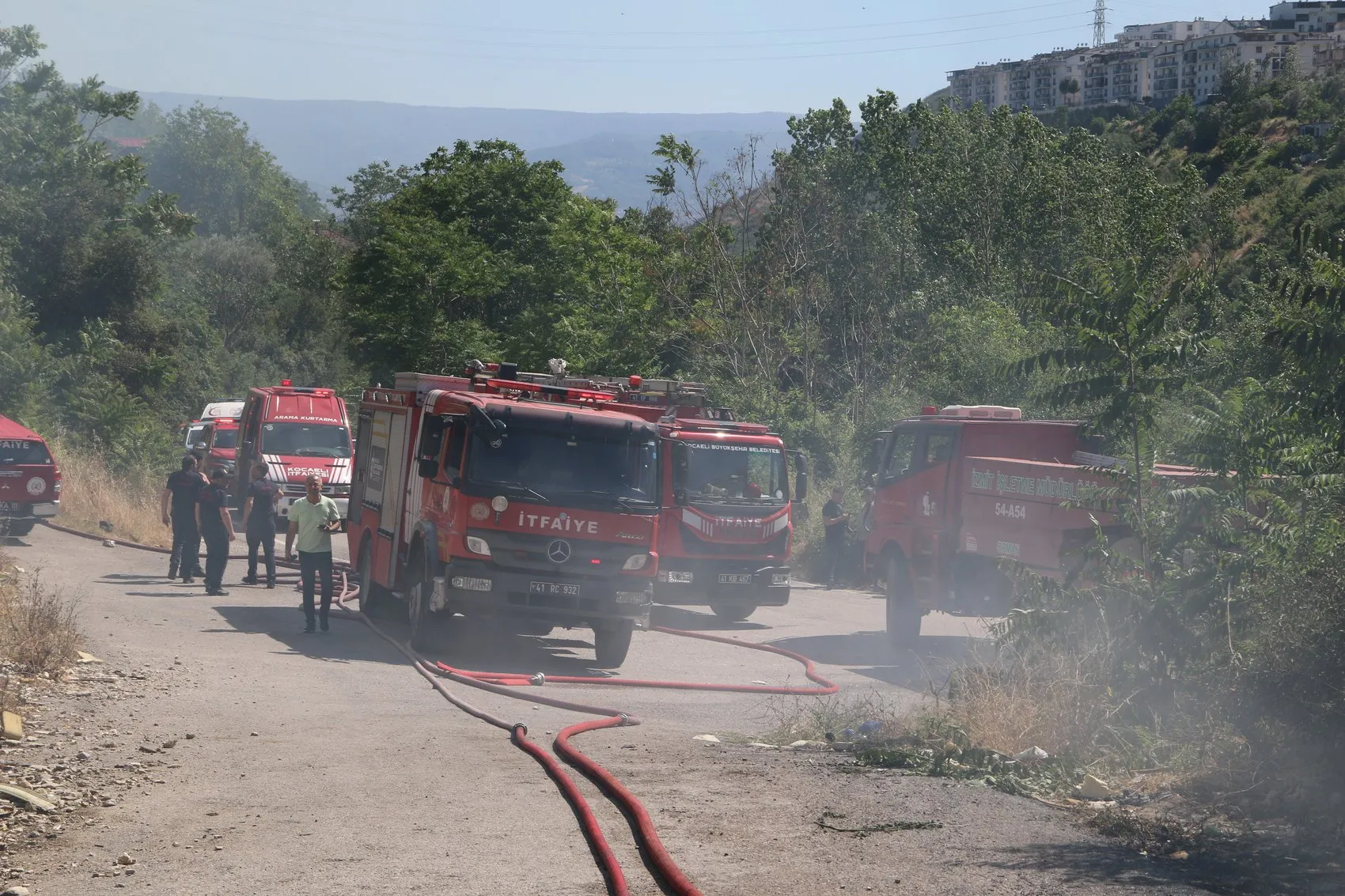 İzmit'te çöplükte başlayan yangın evleri tehdit etti