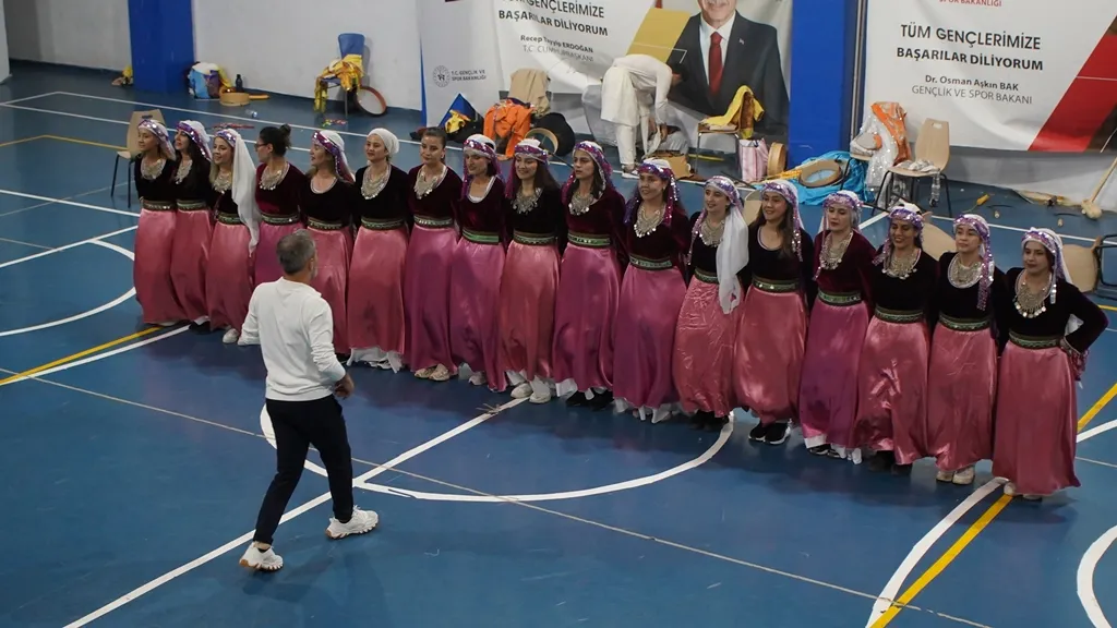 Siirtli öğretmenler sahneye dönüyor