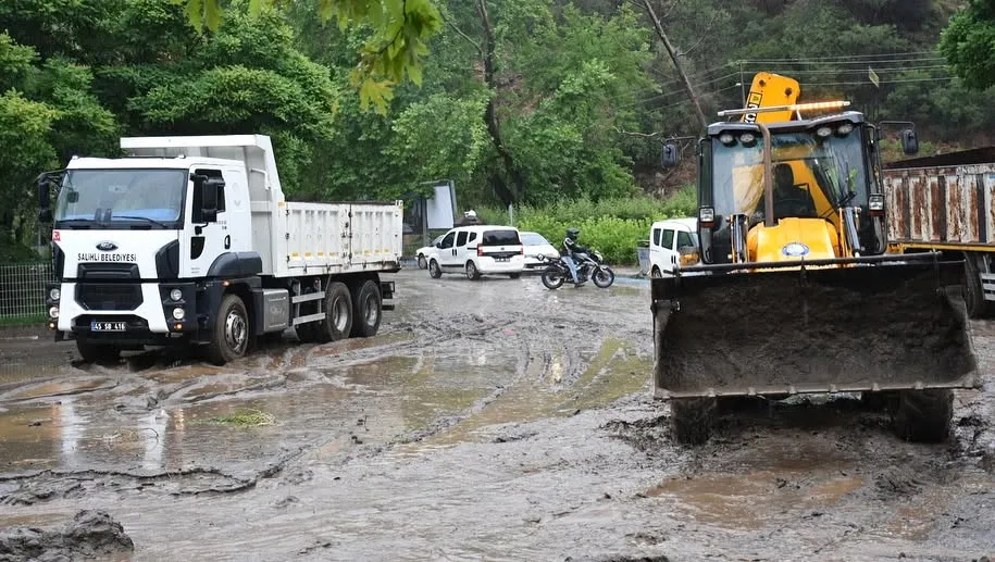 Manisa Salihli’de sel suları evleri bastı