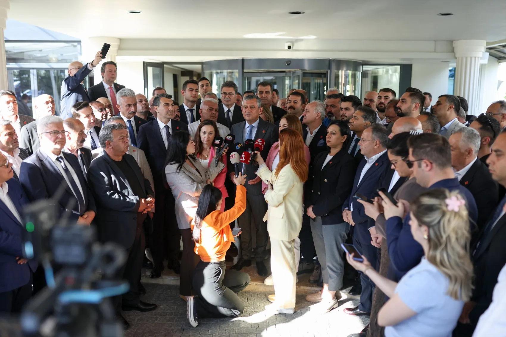 Özgür Özel'den CHP il başkanlarına sahip çıkma çağrısı