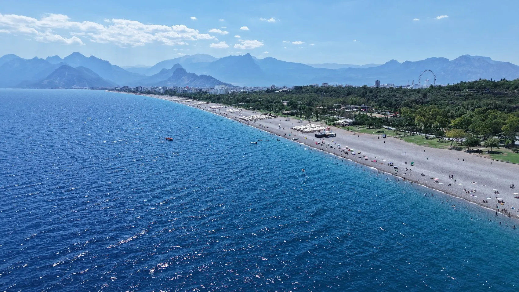 Antalya sahillerinde yazın en yoğun kalabalığı yaşanıyor