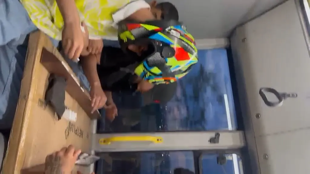 Belediye otobüsünde okey masası kurdular