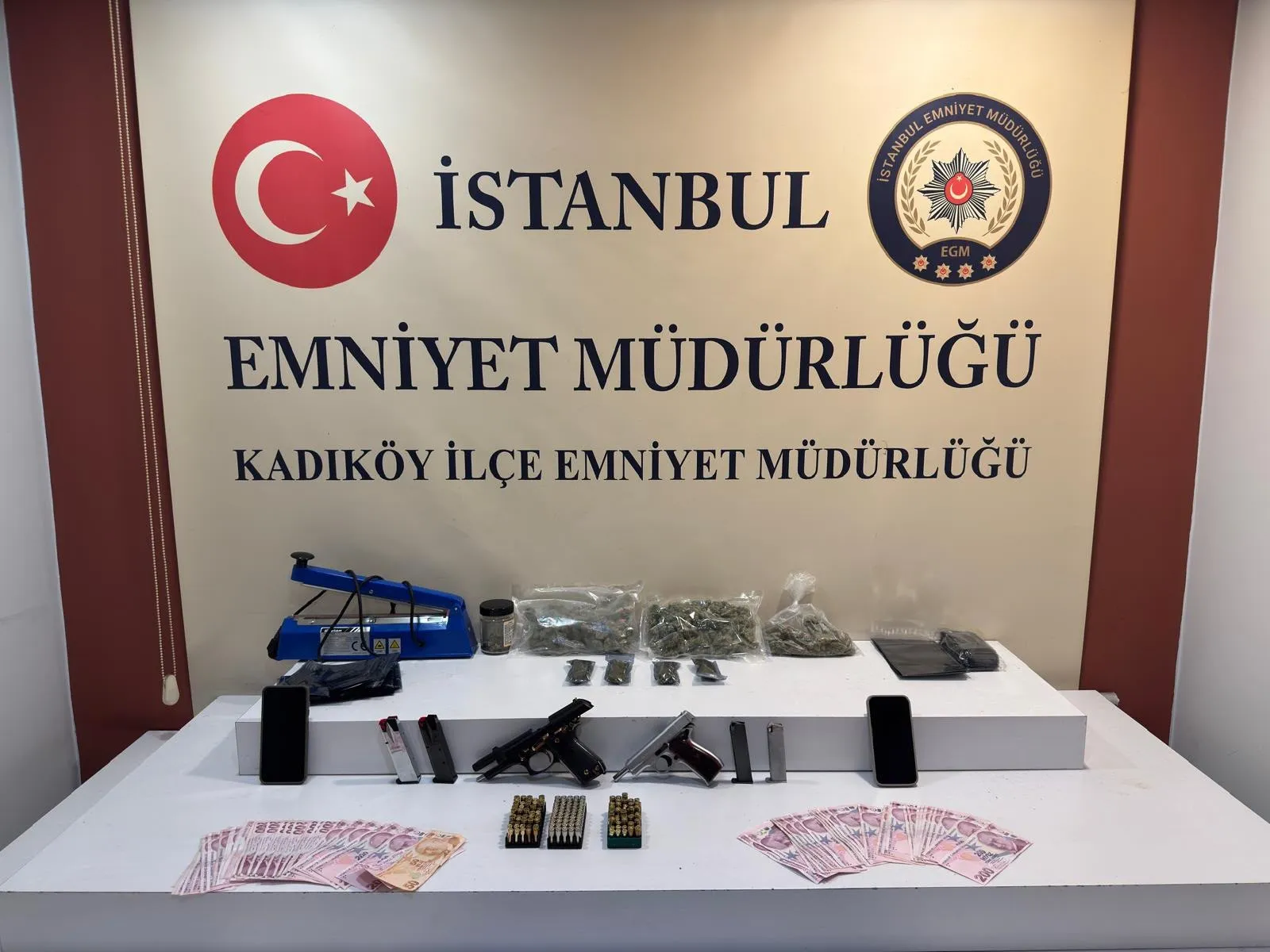 Kadıköy sokaklarında kovalamaca Uyuşturucu tacirleri cezaevine gönderildi