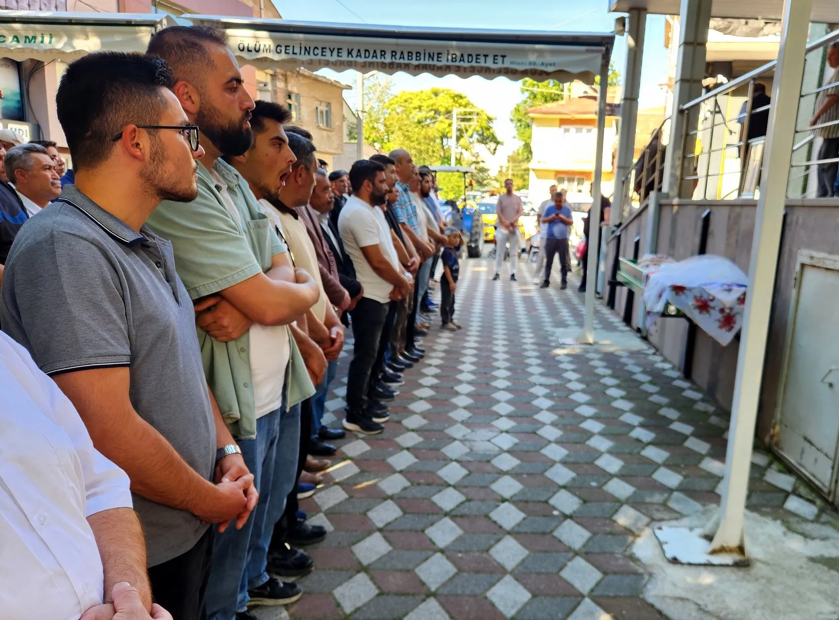 Park halindeki araçta ölü bulunan iki genç toprağa verildi