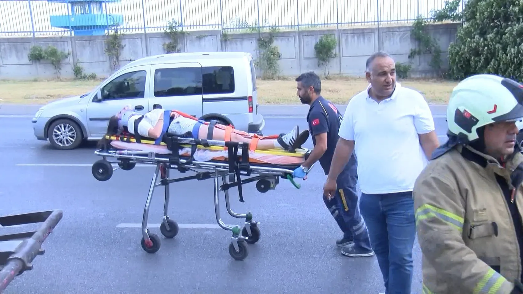 Bakırköy'de sabah kazası Otomobil ağaca çarptı