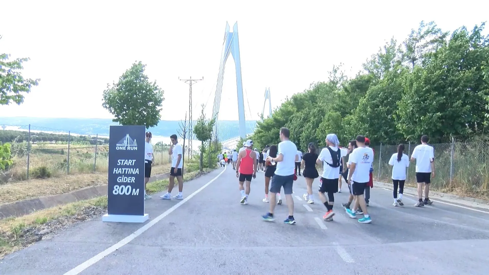 İki kıtayı birleştiren köprüde engelleri aşmak için koştular