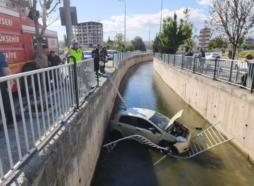 Kayseri'de korkutan kaza Otomobil bariyerleri aşıp kanala uçtu