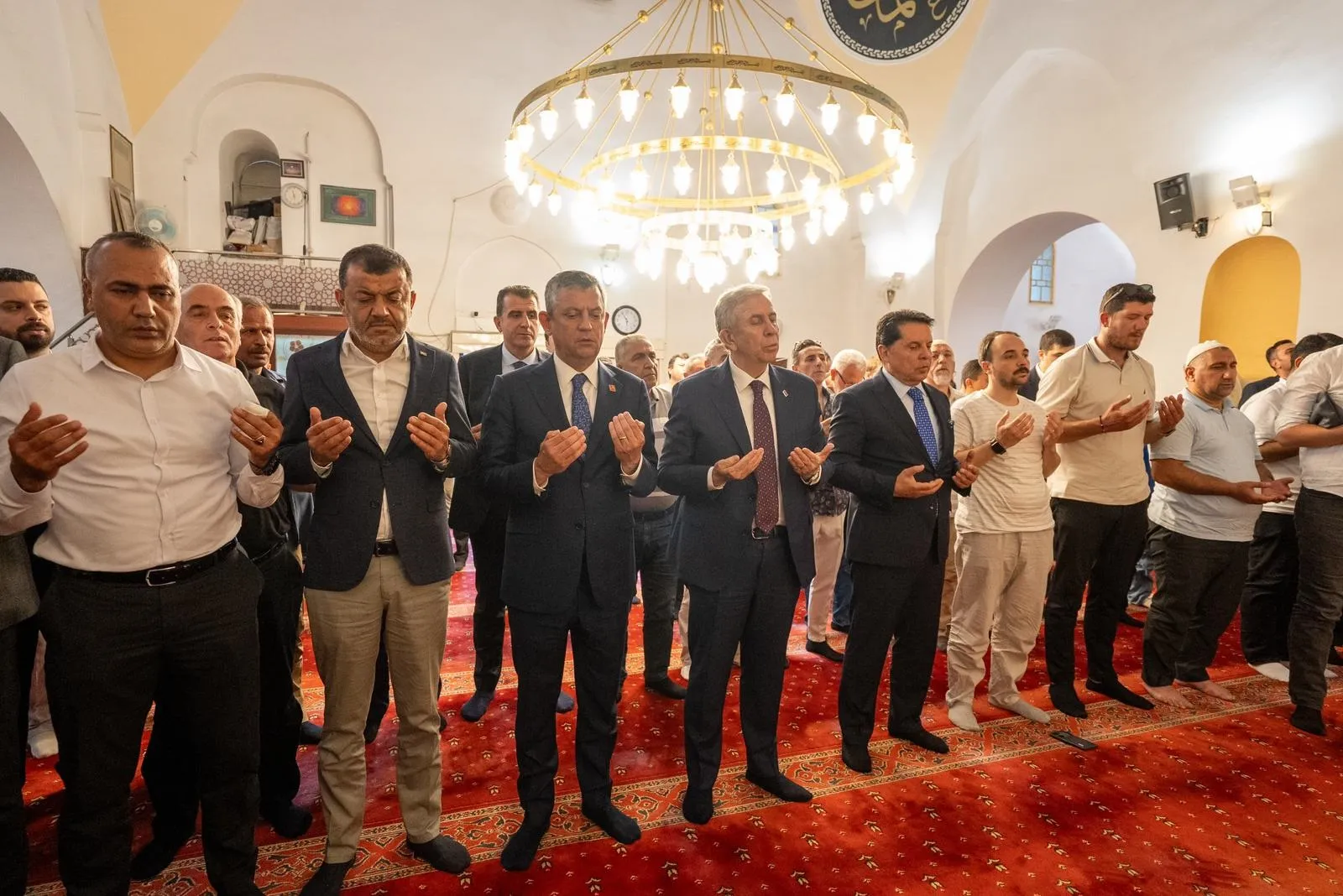 Ferdi Zeyrek anmasında Özgür Özel ve Mansur Yavaş buluşması