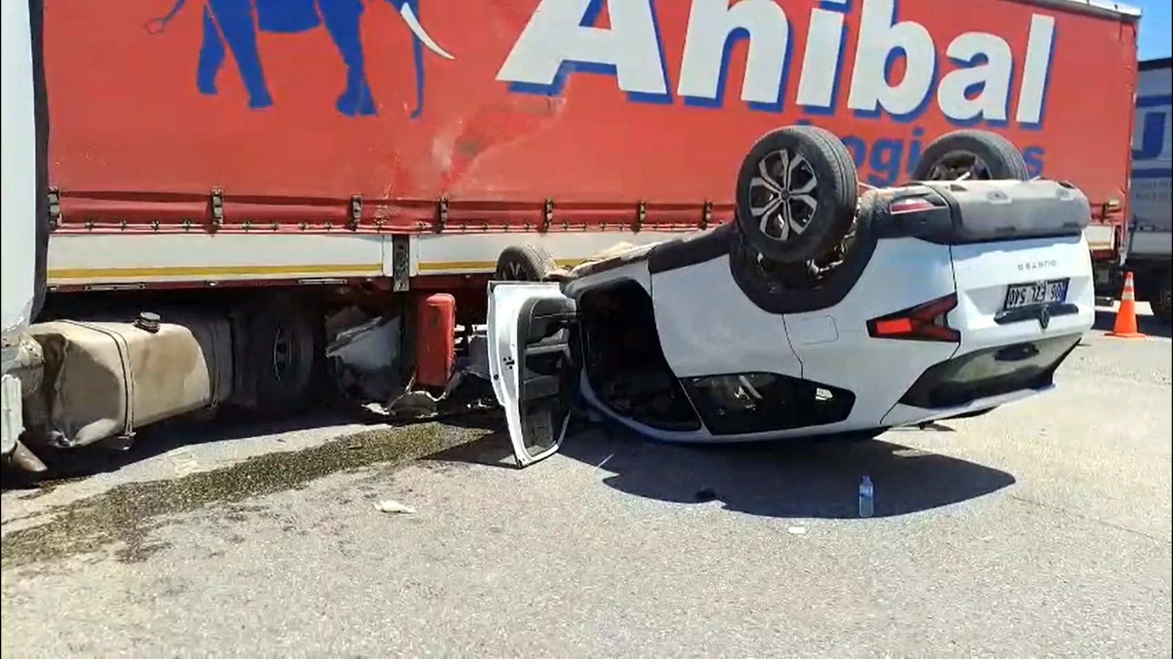 Edirne’de feci kaza Kavşakta takla atan otomobilden 3 kişi yaralı çıktı