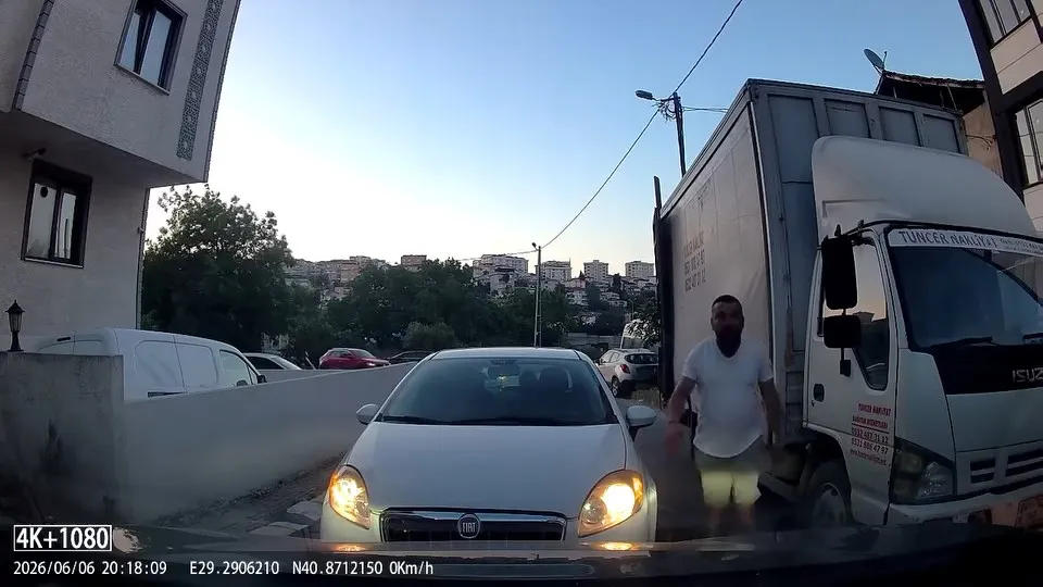 Pendik’te yol verme kavgası Aracım bozuldu diyerek trafiği kilitledi