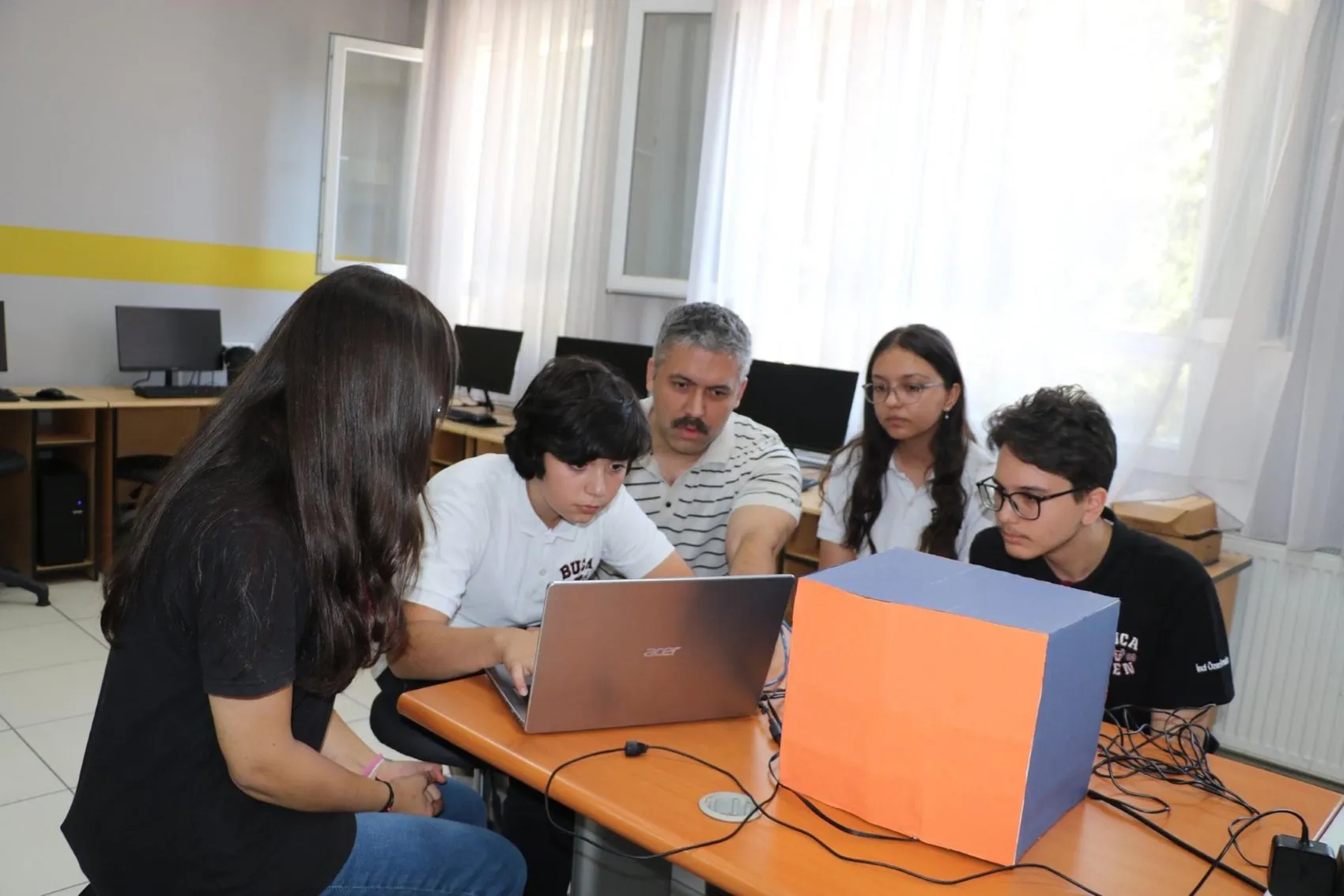 Çöpe gidecek parçalarla 200 kat büyüten mikroskop yaptılar