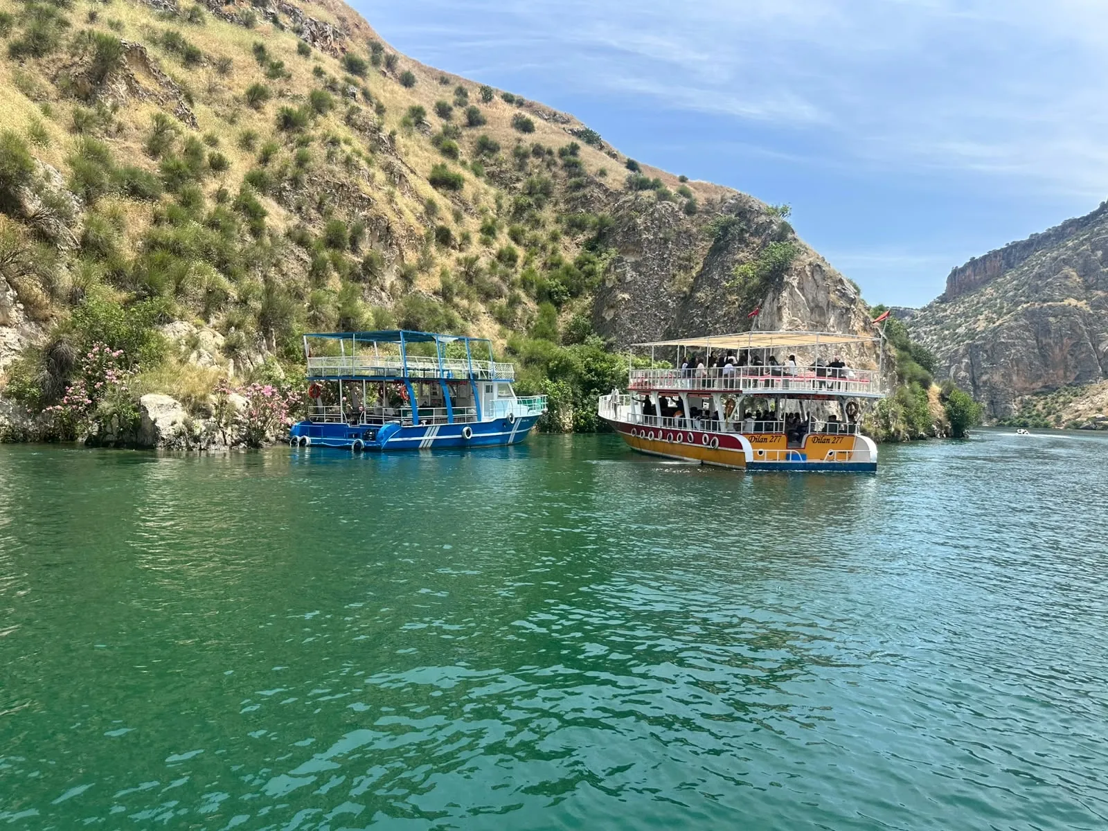 Halfeti sularında motoru arızalanan teknedeki yolculara jandarma yetişti