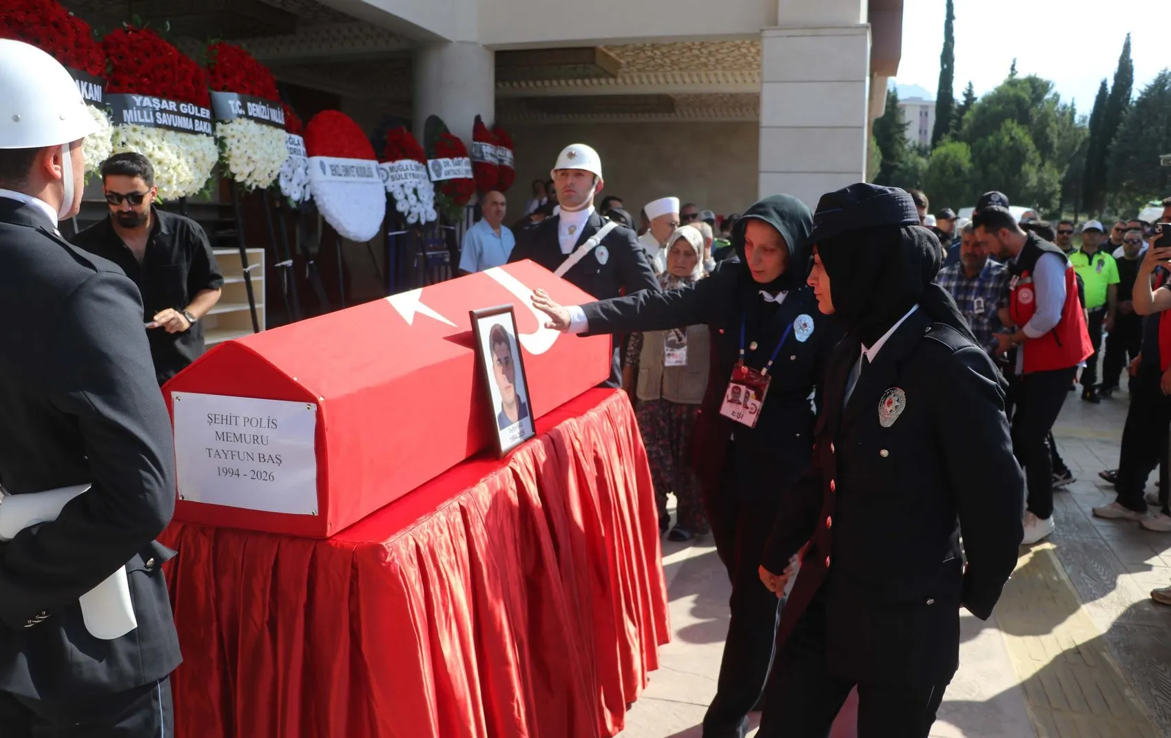 Muğla'da şehit düşen polis memuru Tayfun Baş son yolculuğuna uğurlandı