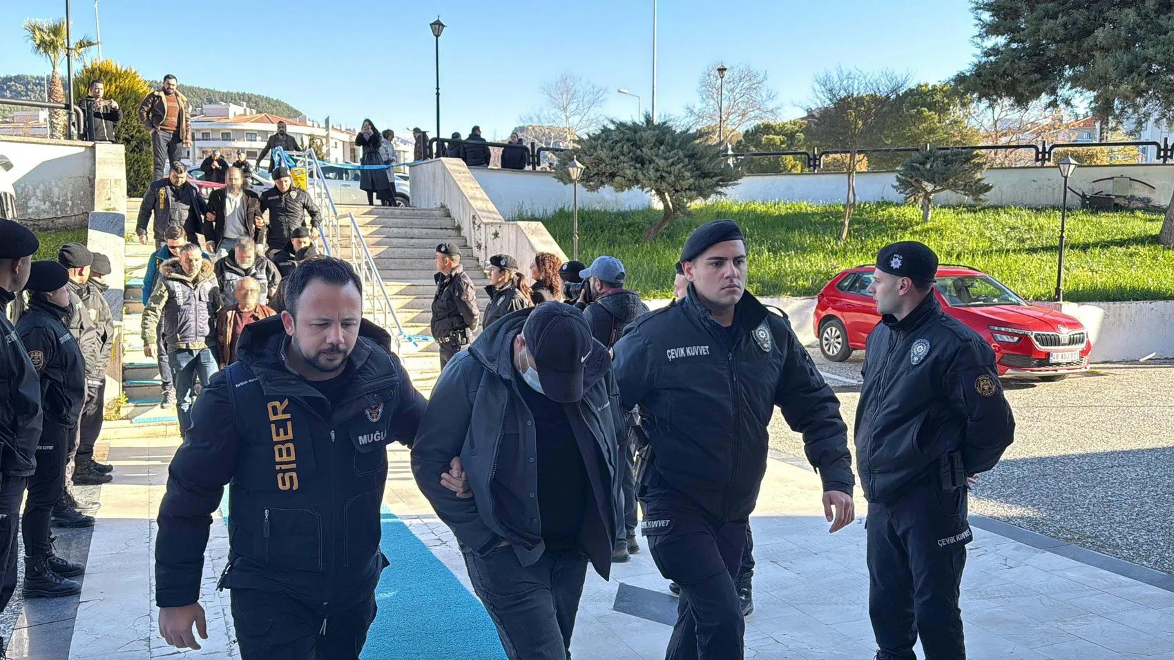 Sosyal medyadaki hakaret davasında 9 kişi hakim karşısına çıkıyor