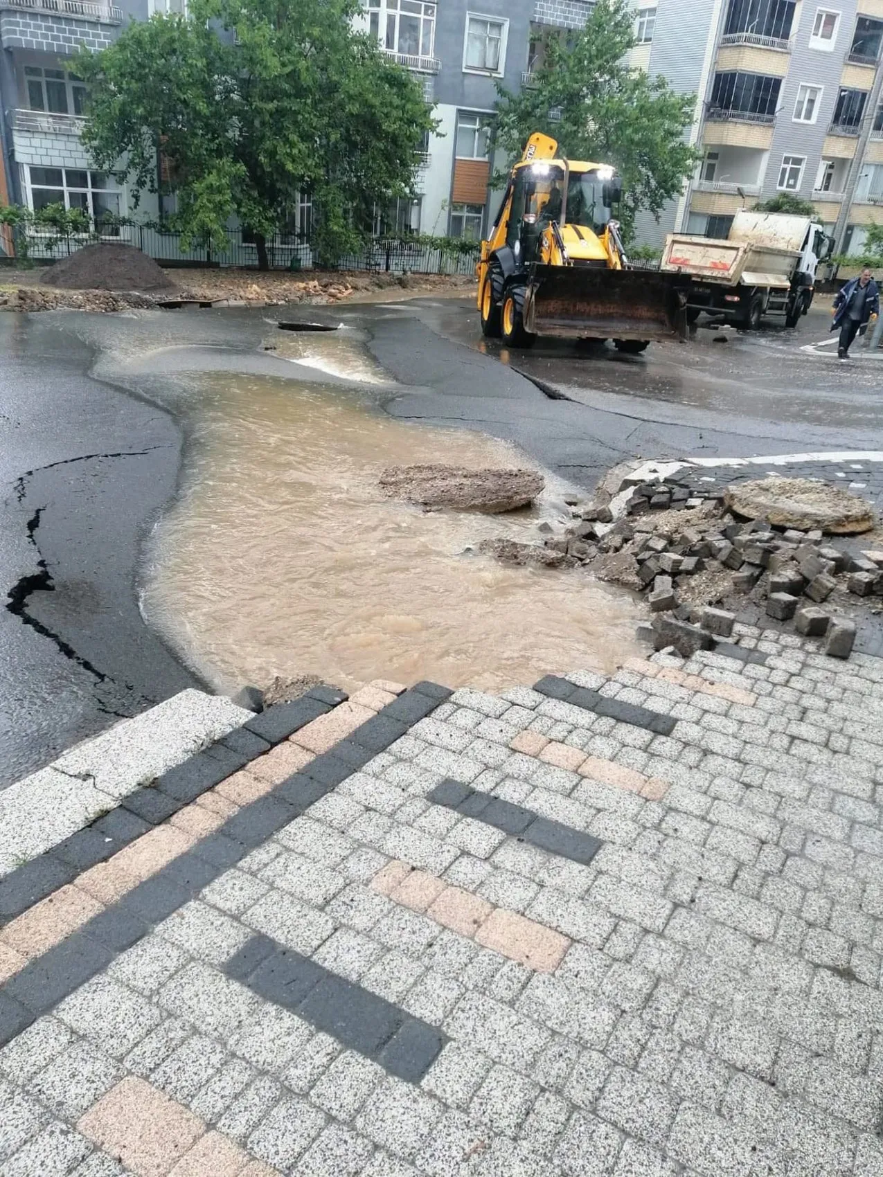 Ordu Ünye'de sağanak yağış cadde ve sokakları göle çevirdi
