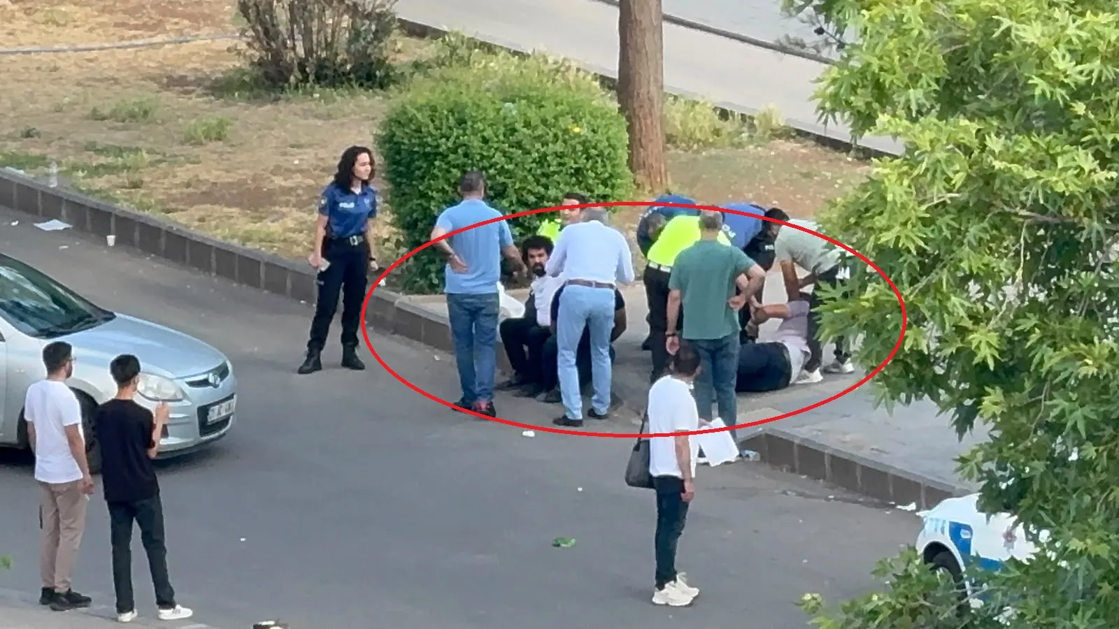 Diyarbakır Adliyesi önünde polise fiziksel saldırı girişimi
