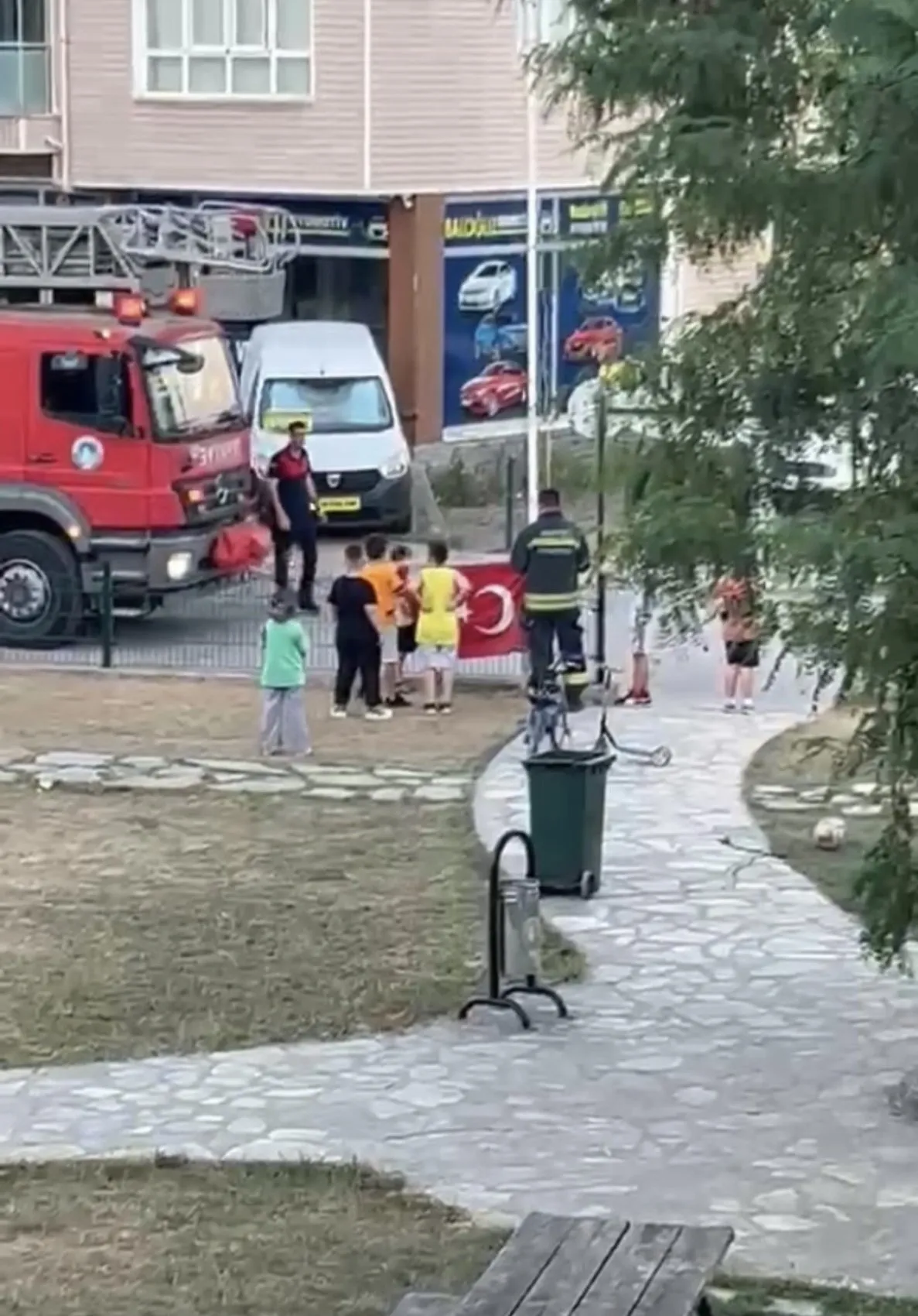 Bartın'da rüzgarın yere düşürdüğü bayrağı çocuklar kurtardı