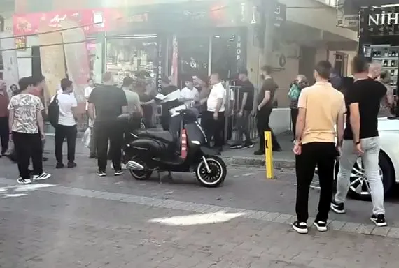 Avcılar sokaklarında sopalı kavga anbean görüntülendi