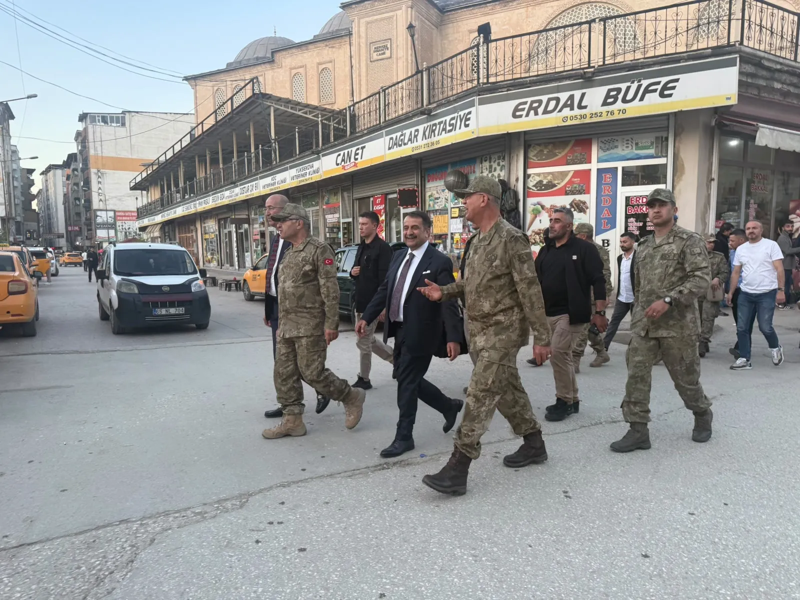 Kara Kuvvetleri Komutanı Yüksekova esnafıyla bir araya geldi