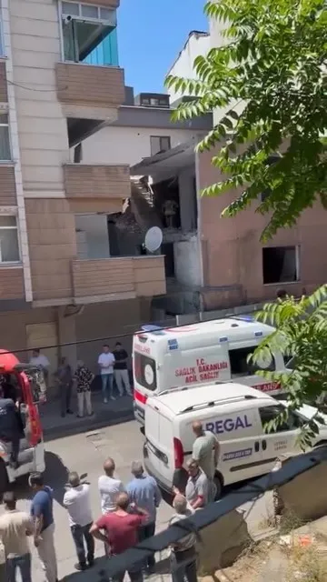 Küçükçekmece'de yıkım sırasında bina çöktü 3 işçi yaralandı