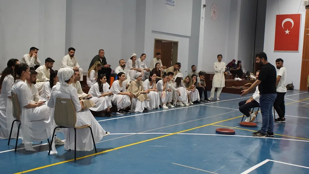 Siirtli öğretmenler sahne tozunu yutmaya hazırlanıyor