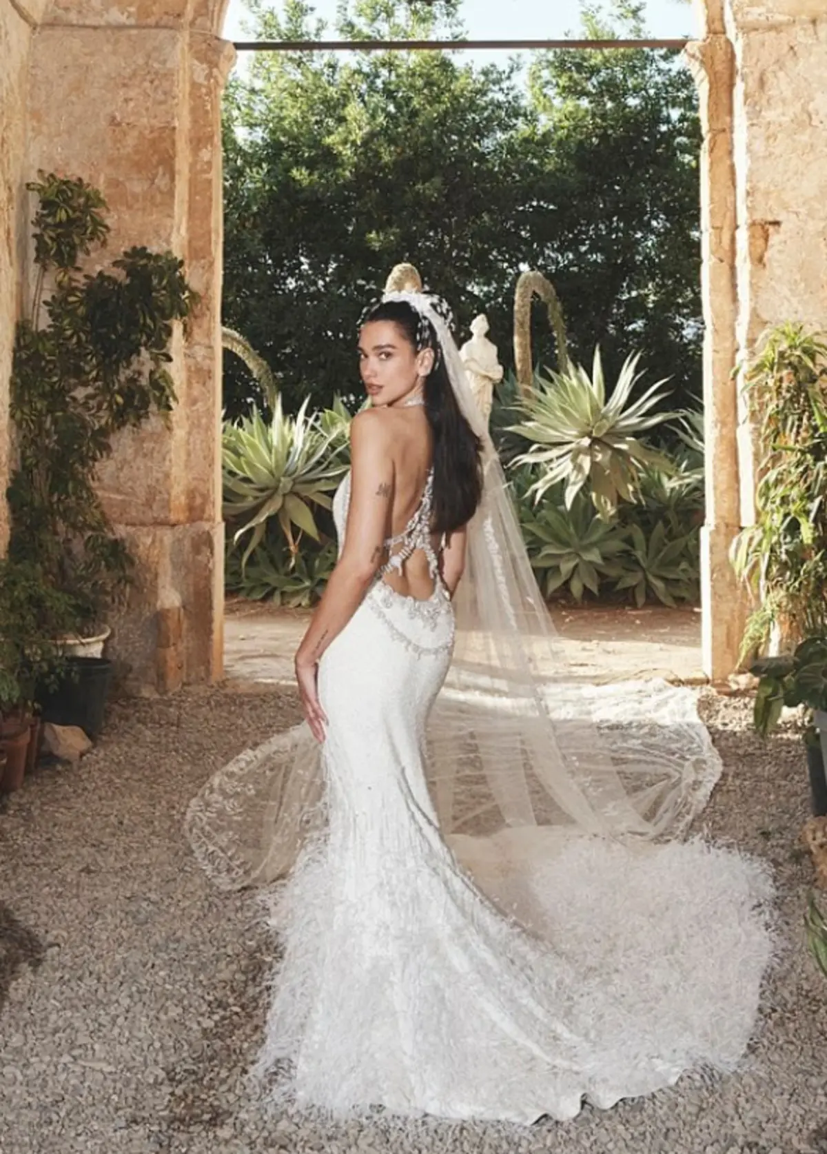Dua Lipa 2 milyon dolarlık düğününde verdiği pozları paylaştı 1