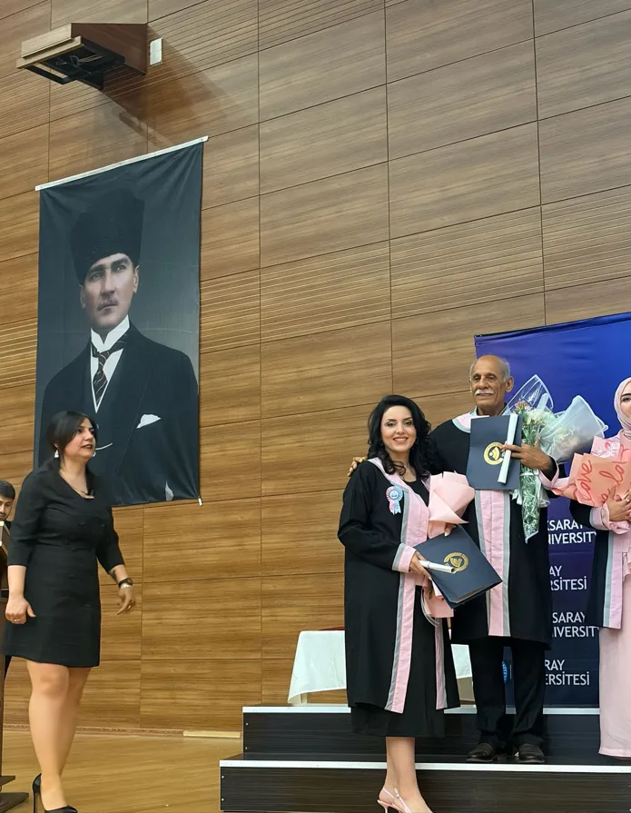 44 yaşında üniversiteyi dereceyle bitirerek herkese ilham oldu