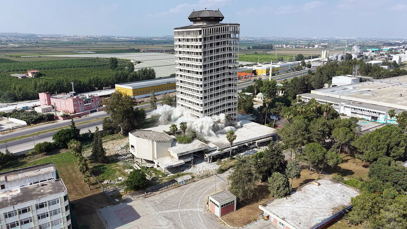 Adana’da 48 yıllık dev bina 420 kilo dinamitle yerle bir oldu