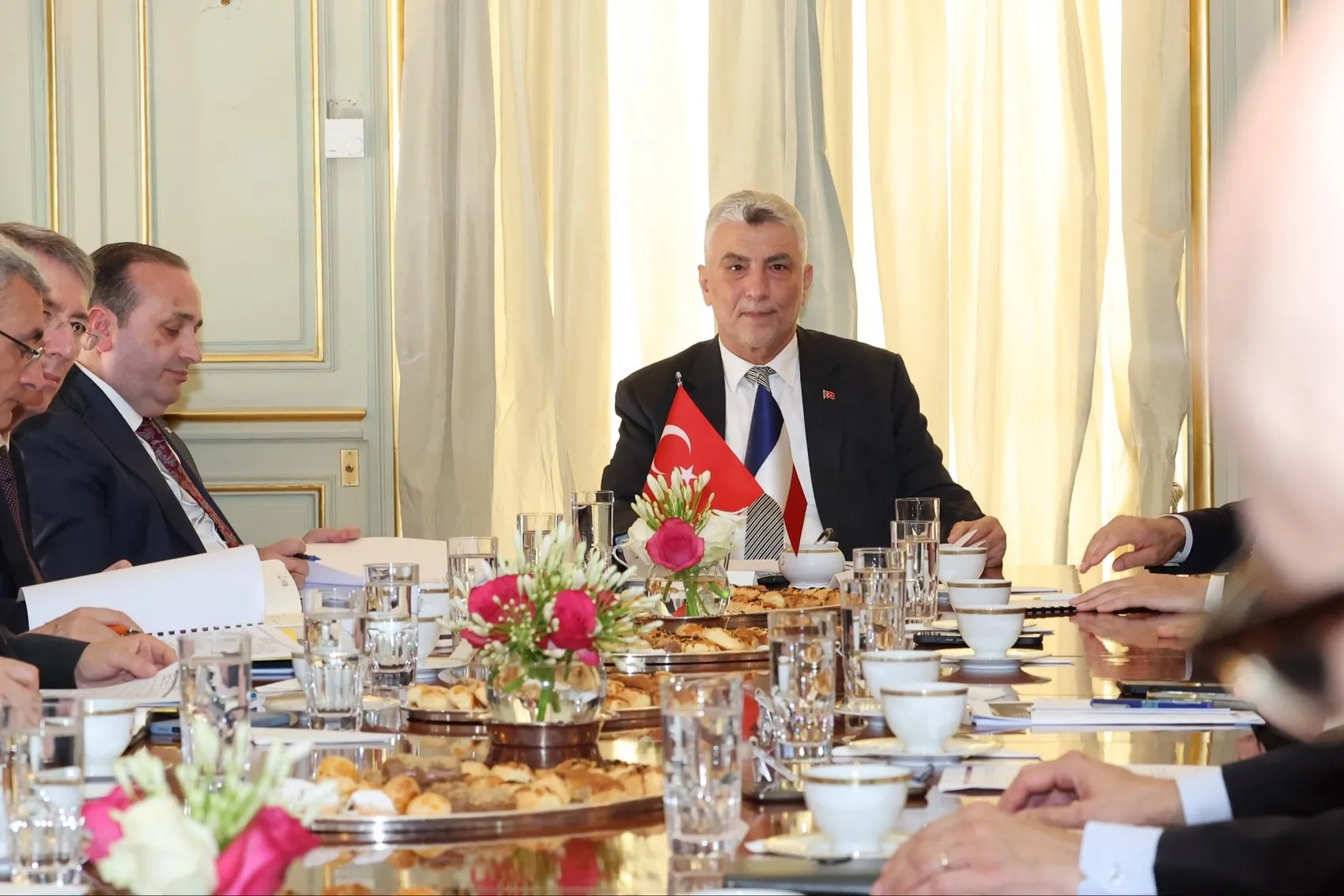 Bakan Bolat Parisli dev şirketlerle masaya oturdu